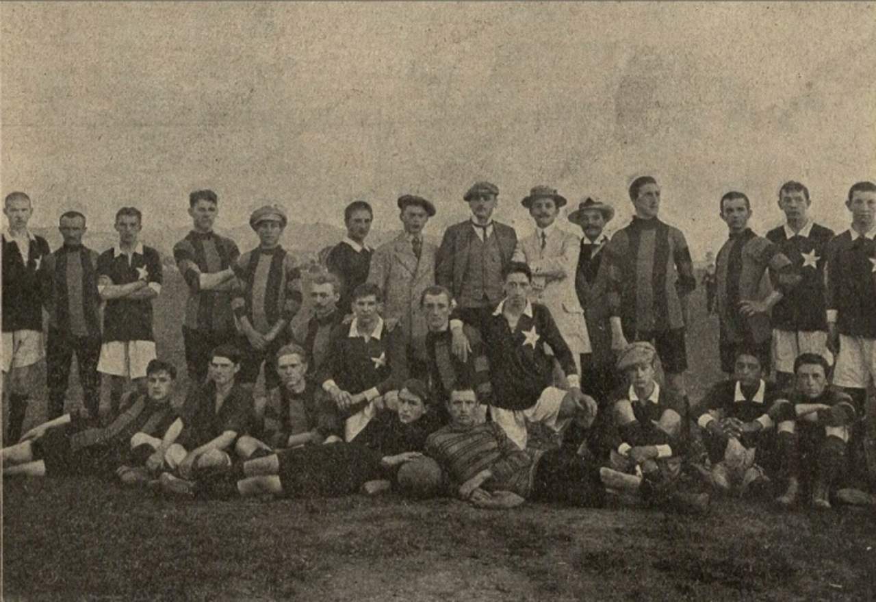 Pierwsza fotografia drużyny Sandecji z 1911 r. Z gwiazdą na piersi piłkarze Grunwaldu Nowy Sącz