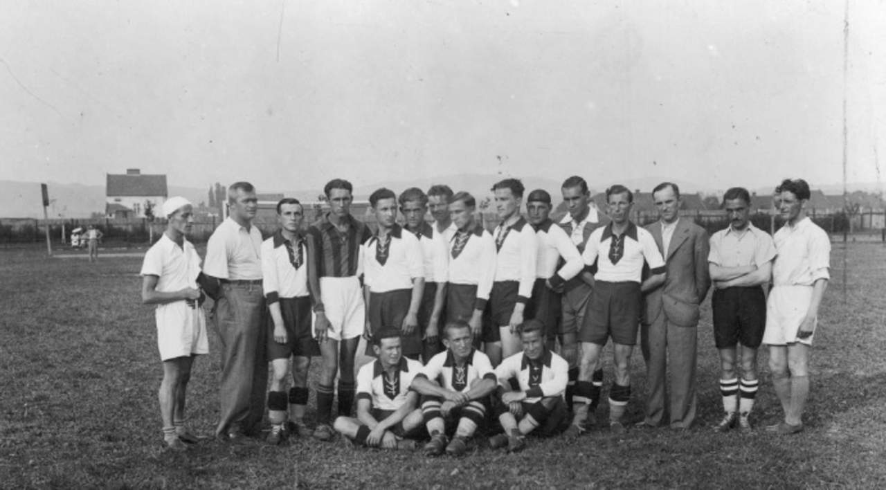 Piłkarska drużyna Sandecji z 1937 r. 